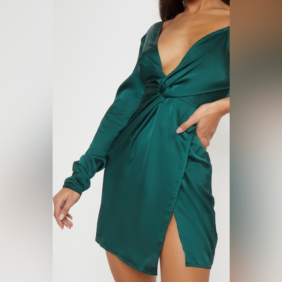 NWT Pretty Little Thing *Plus* Emerald Green Satin Long Sleeve Wrap Dress size M - Picture 2 of 8